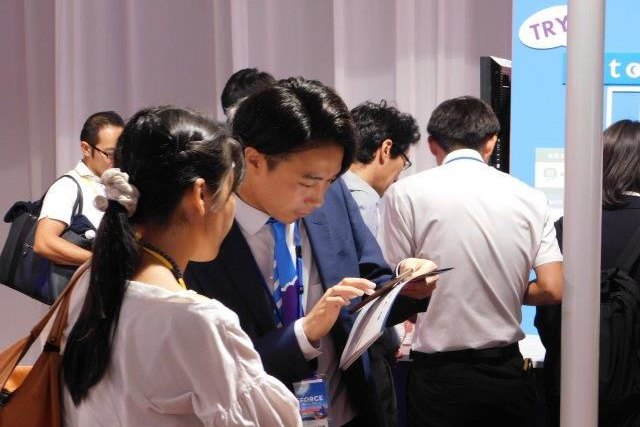 写真:展示ブースでのmitoco紹介の様子