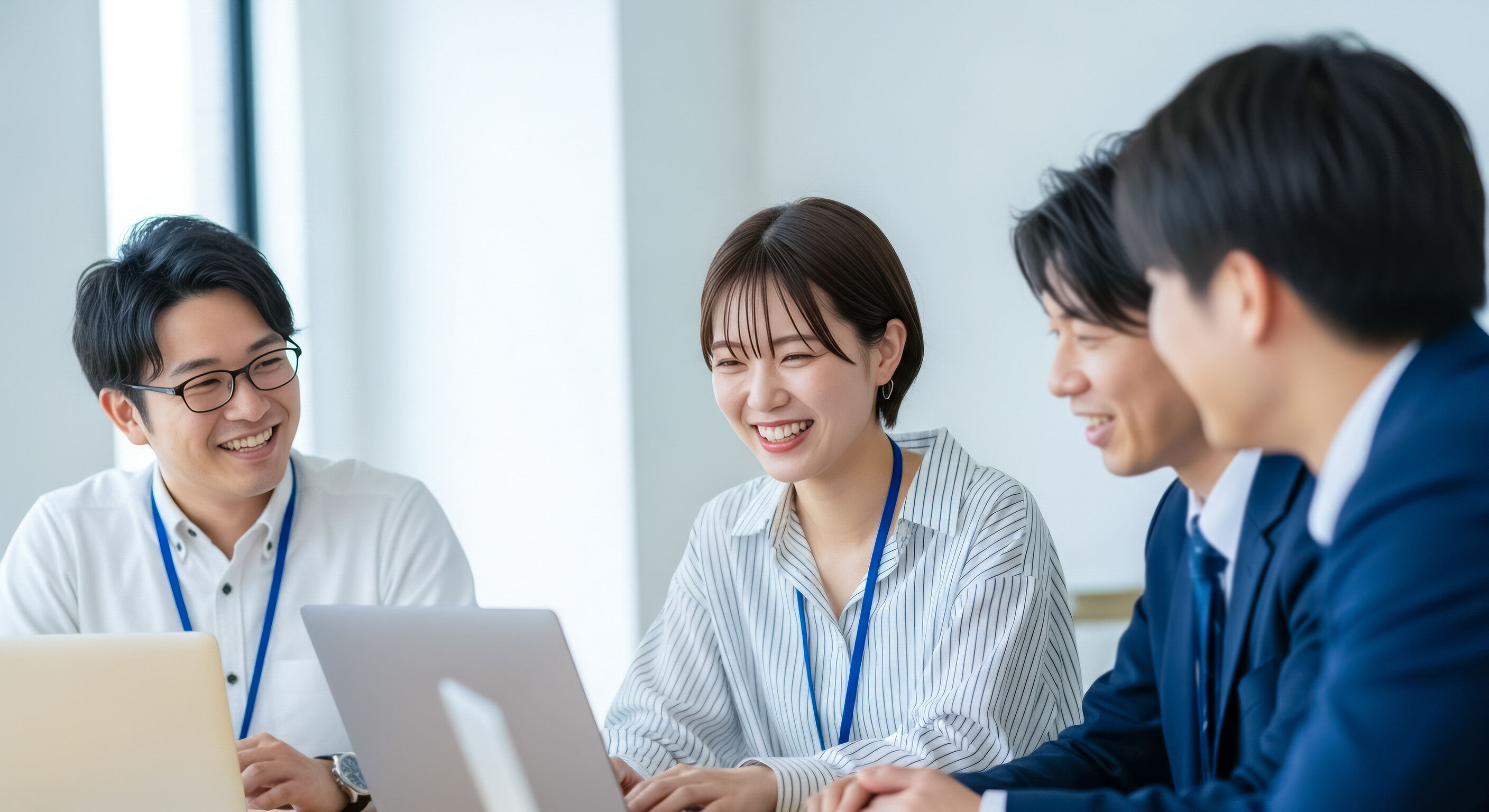 女性がボードに何かを書きながら他の二人に話をしている様子